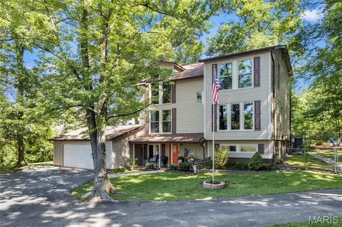 11 Hickory Hollow Ln, Fenton, MO 63026