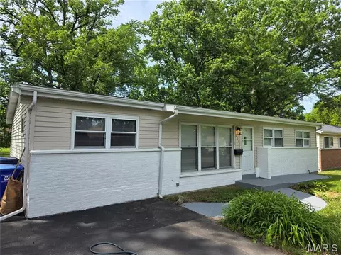 880 Babler Dr, Florissant, MO 63031