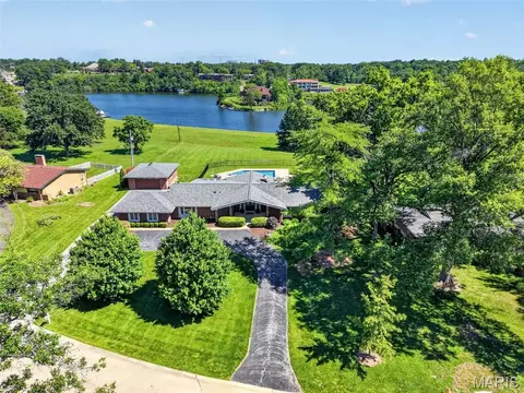 11601 Lakeshore Dr, Creve Coeur, MO 63141