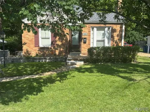 238 Newell Dr, Saint Louis, MO 63135