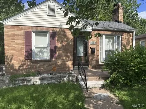 238 Newell Dr, Saint Louis, MO 63135