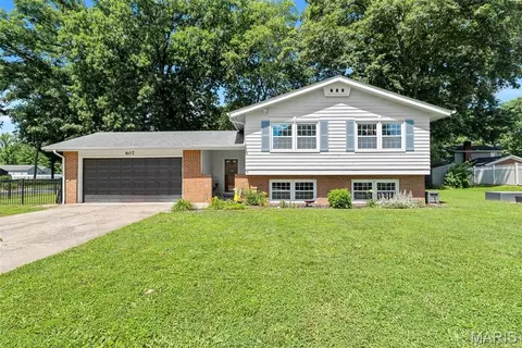 607 N 10th St, Mascoutah, IL 62258