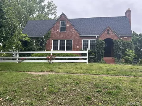 402 S 5th St, De Soto, MO 63020