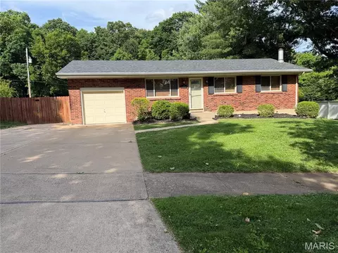 704 La Marite Dr, Manchester, MO 63021 photo 2