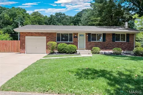704 La Marite Dr, Manchester, MO 63021