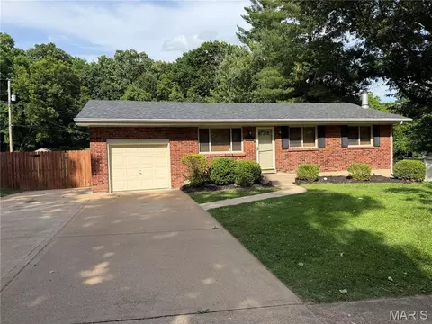 704 La Marite Dr, Manchester, MO 63021