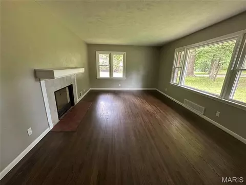 Living - 943 Shady Ln, Jackson, MO 63755 photo 1 of 2