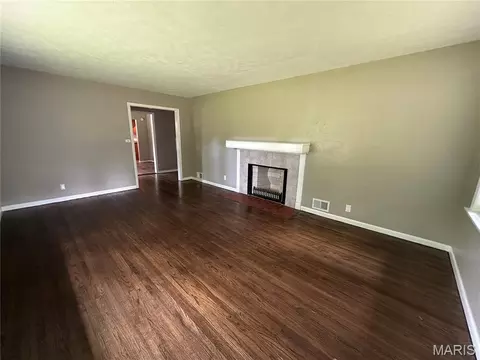 Living - 943 Shady Ln, Jackson, MO 63755 photo 2 of 2