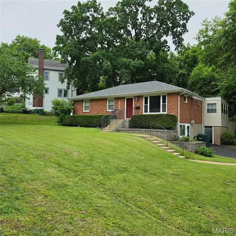 1066 Key West Ave, Webster Groves, MO 63119