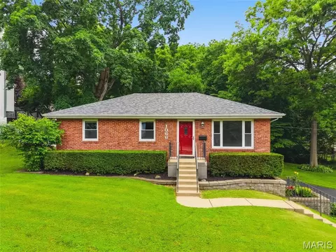 1066 Key West Ave, Webster Groves, MO 63119