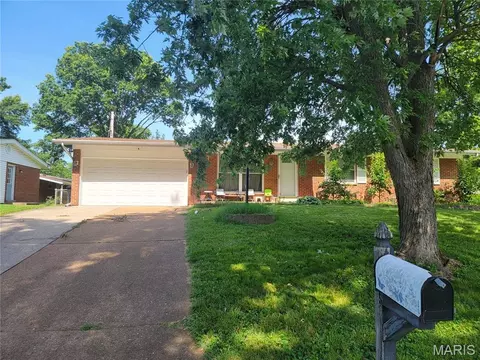 2805 Ancell Ln, Mehlville, MO 63125