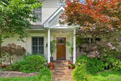 8 Covington Ln, Saint Louis, MO 63132