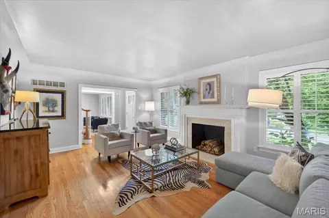Living - 8 Covington Ln, Saint Louis, MO 63132 photo 1 of 4