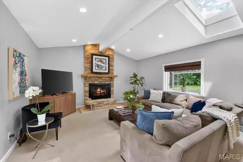 Living - 8 Covington Ln, Saint Louis, MO 63132 photo 3 of 4