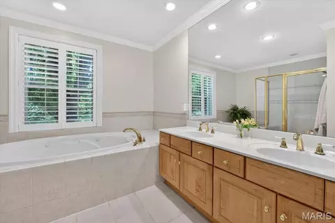 Bath - 8 Covington Ln, Saint Louis, MO 63132 photo 1 of 2
