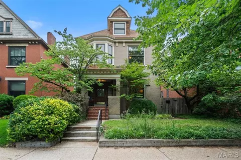 3655 Hartford St, Saint Louis, MO 63116