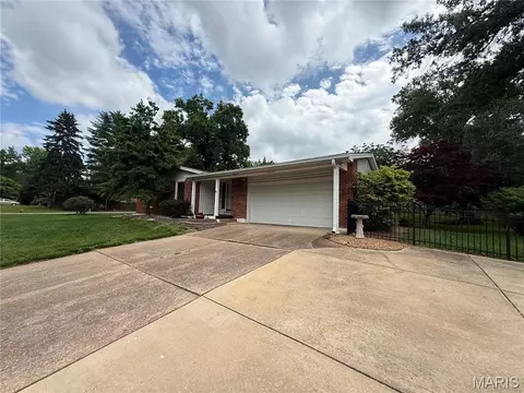 8970 S Laclede Station Rd, Saint Louis, MO 63123