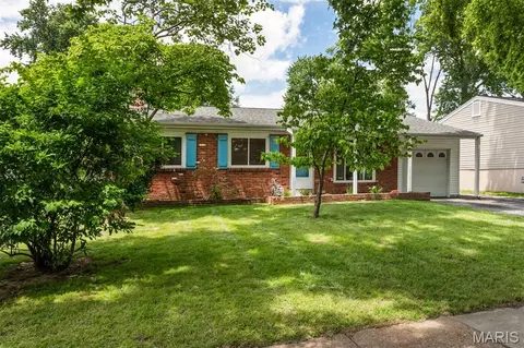 2859 Foxwood Dr, Maryland Heights, MO 63043