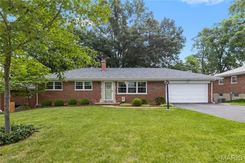 8816 Crest Oak Ln, Crestwood, MO 63126