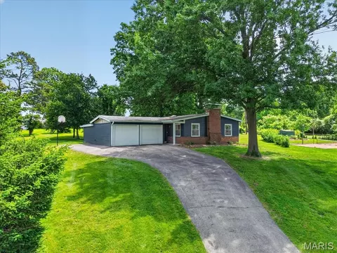 19 Cloverleaf Ln, Manchester, MO 63011