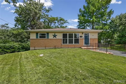 3707 Hoffmeister Ave, Saint Louis, MO 63125