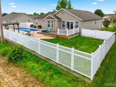 Exterior - 400 Mockingbird Ln, Waterloo, IL 62298 photo 11 of 20