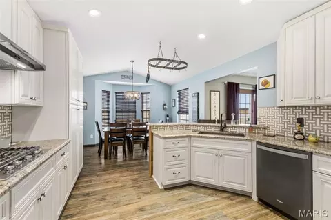 Kitchen - 400 Mockingbird Ln, Waterloo, IL 62298 photo 5 of 6