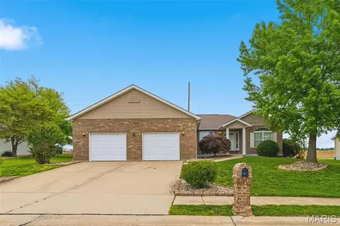Exterior - 400 Mockingbird Ln, Waterloo, IL 62298 photo 4 of 20