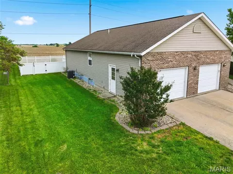 Exterior - 400 Mockingbird Ln, Waterloo, IL 62298 photo 7 of 20