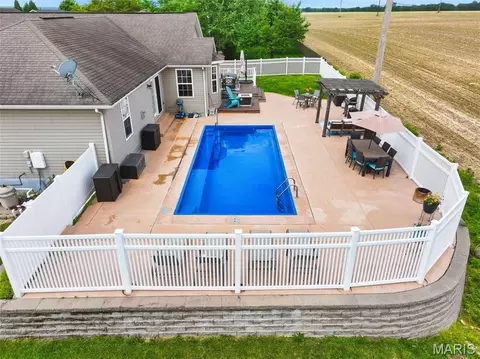 Exterior - 400 Mockingbird Ln, Waterloo, IL 62298 photo 8 of 20