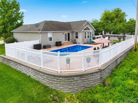 Exterior - 400 Mockingbird Ln, Waterloo, IL 62298 photo 9 of 20