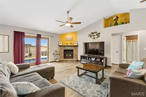 Living - 400 Mockingbird Ln, Waterloo, IL 62298 photo 1 of 1