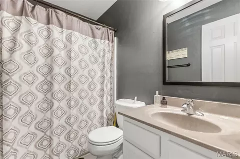 Bath - 400 Mockingbird Ln, Waterloo, IL 62298 photo 1 of 6