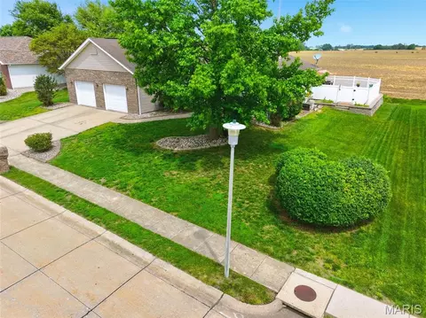Exterior - 400 Mockingbird Ln, Waterloo, IL 62298 photo 6 of 20