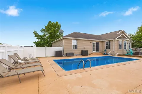 Exterior - 400 Mockingbird Ln, Waterloo, IL 62298 photo 17 of 20