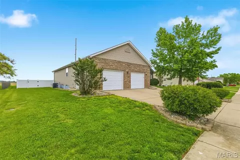 Exterior - 400 Mockingbird Ln, Waterloo, IL 62298 photo 5 of 20