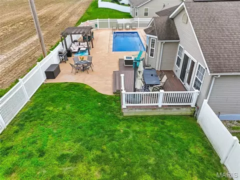 Exterior - 400 Mockingbird Ln, Waterloo, IL 62298 photo 12 of 20