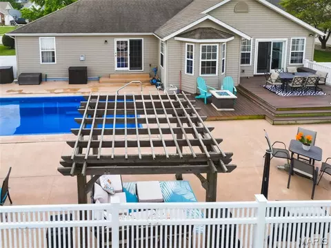 Exterior - 400 Mockingbird Ln, Waterloo, IL 62298 photo 10 of 20