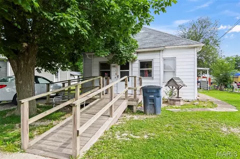 615 E Buchanan St, Litchfield, IL 62056