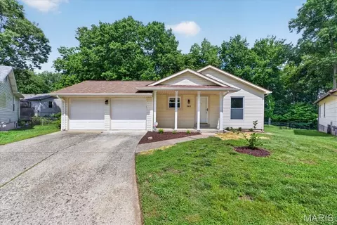 2463 Village Glen Ct, Maryland Heights, MO 63043