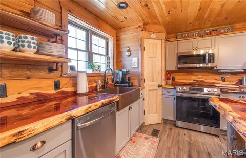 Kitchen - 498 Cunningham Rd, Cuba, MO 65453 photo 2 of 3