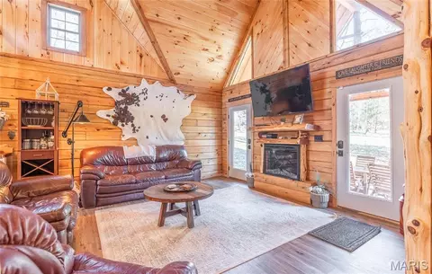 Living - 498 Cunningham Rd, Cuba, MO 65453 photo 3 of 4