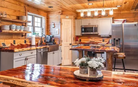 Kitchen - 498 Cunningham Rd, Cuba, MO 65453 photo 1 of 3