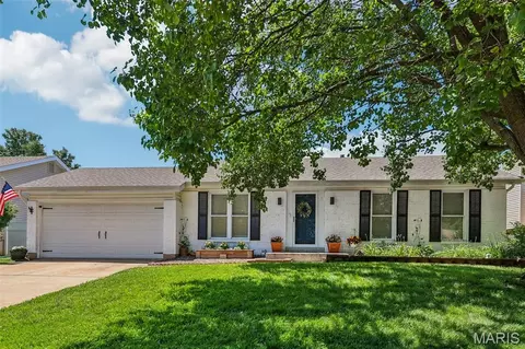 547 Schrader Farm Dr, Saint Peters, MO 63376