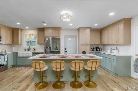 Kitchen - 15895 Hallmark Ln, Saint Robert, MO 65584 photo 2 of 4
