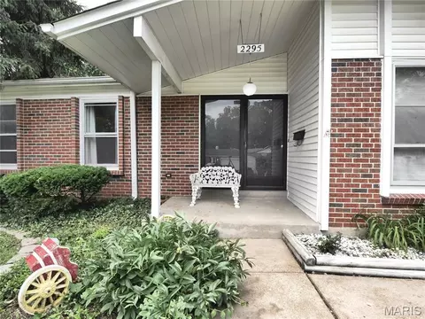 2295 Woodgrass Dr, Saint Louis, MO 63114