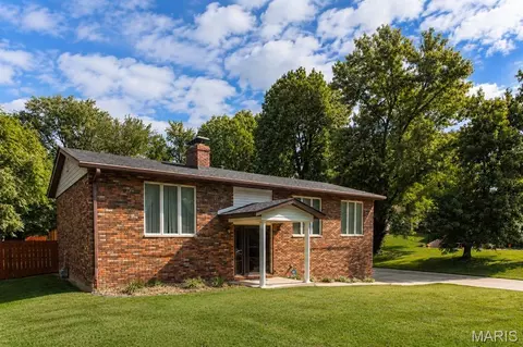402 Camelot Dr, Collinsville, IL 62234