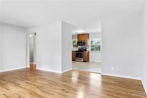 Living - 747 Burwick Ter, Manchester, MO 63021 photo 3 of 4