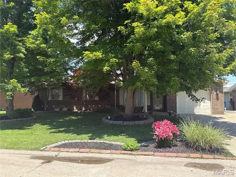 33 Snowbird Ln, Granite City, IL 62040