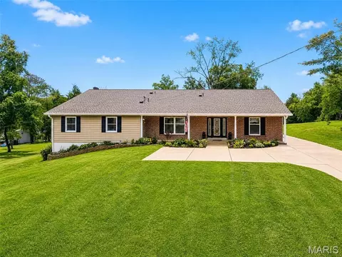 14 Ferndale Dr, Fenton, MO 63026